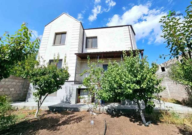 Երեք հարկանի տուն Ղափանցյան փողոցում Արաբկիրում, 500 ք.մ., 2 սանհանգույց, եվրովերանորոգված