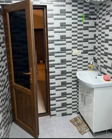 Երկու հարկանի քարե տուն Պարույր Սևակ թաղամասի 1-ին փողոցում Առինջում, 130 քմ, 2 սանհանգույց