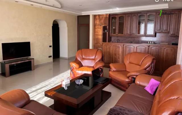 4 սենյականոց բնակարան, Իսահակյան թաղամաս, 130 քմ, 2/2 հարկ, 2 սանհանգույց, բարձր առաստաղներ