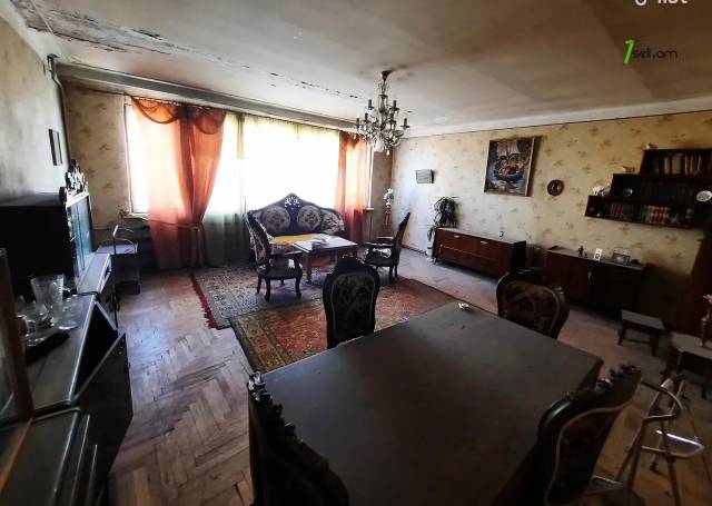 4 սենյականոց բնակարան Վիկտոր Համբարձումյան փողոցում, 94 քմ, քարե շենք