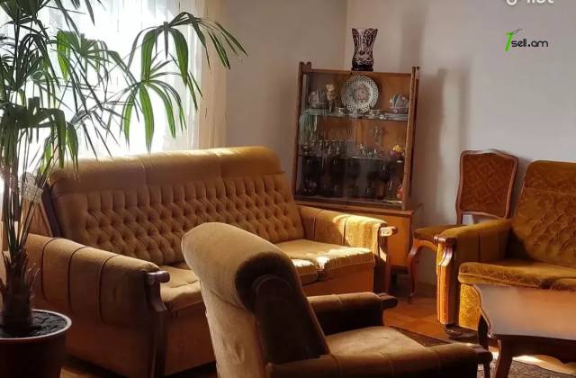 4 սենյականոց բնակարան Դրոյի փողոցում, 117 քմ, 2/5 հարկ, կոսմետիկ վերանորոգում, քարե շենք