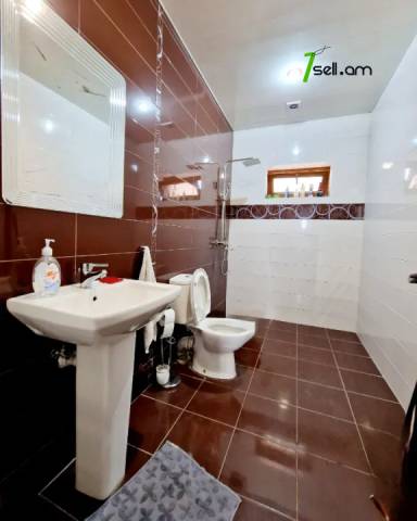 Երկու հարկանի քարե տուն Բագրևանդի փողոցում Նոր Նորքում, 600 ք.մ., 3+ սանհանգույց