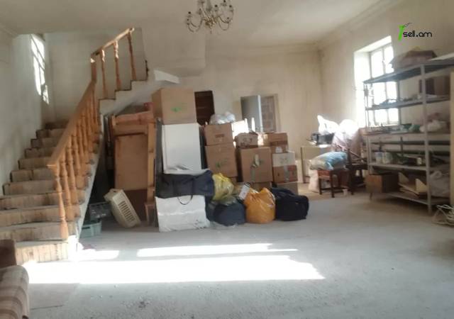 Երկու հարկանի քարե տուն Աբովյանում, 1600 ք.մ.