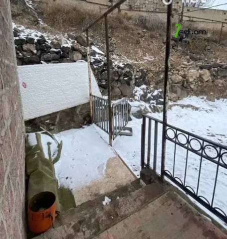 Մեկ հարկանի քարե ամառանոց, Ավան-Առինջ 2-րդ միկրոշրջան Ավանում, 95 ք.մ., կապիտալ վերանորոգված