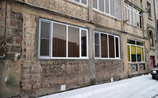2 սենյականոց բնակարան Շիրակացու փողոցում, 70 ք.մ., 1/3 հարկ, կապիտալ վերանորոգված, քարե շենք