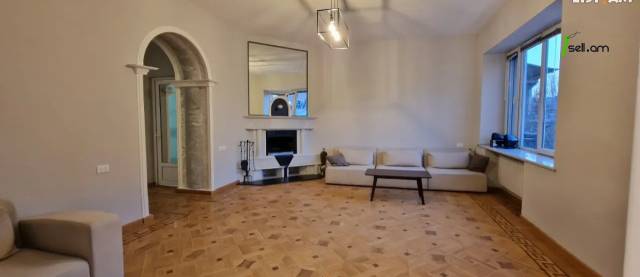 Ընդարձակ 5 սենյականոց բնակարան Մեսրոպ Մաշտոցի պողոտայում, 310 ք.մ., 2 սանհանգույց, բարձր առաստաղներ