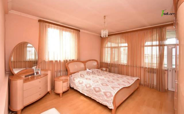 Երեք հարկանի քարե տուն Ազատամարտիկների փողոցում Էրեբունիում, 182 քմ, 2 սանհանգույց