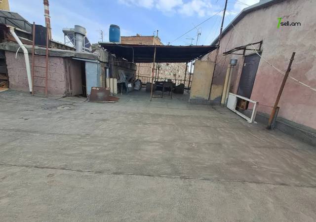 3 սենյականոց բնակարան Վարդանանց փողոցում, 90 ք.մ., մի քանի պատշգամբ, քարե շենք