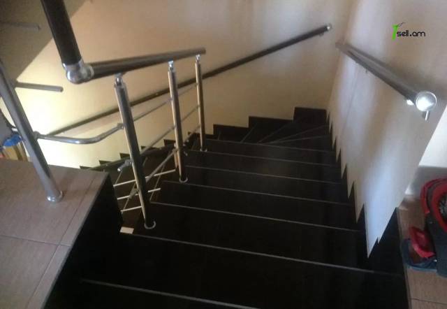 Երկու հարկանի քարե տուն Ազատամարտիկների փողոցում Էրեբունիում, 200 ք.մ., 2 սանհանգույց