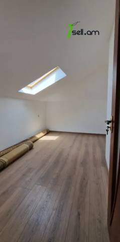 Երեք հարկանի քարե տուն Մելքումովի փողոցում Դավիթաշենում, 600 քմ, 3+ սանհանգույց, եվրովերանորոգված