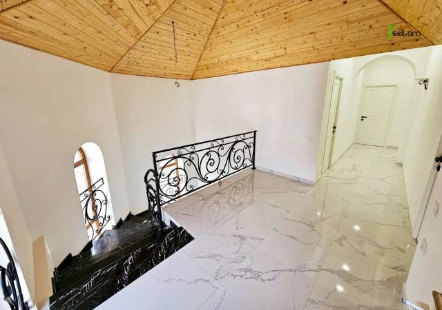 Երեք հարկանի քարե տուն Դավիթ Բեկի փողոցում Նոր Նորքում, 1003 քմ, 3+ սանհանգույց