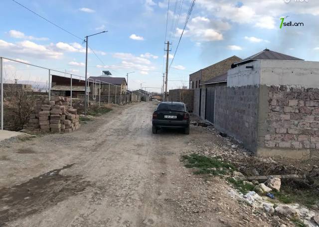 Հողատարածք բնակելի շինությունների համար Մերձավանում, 830 ք.մ.