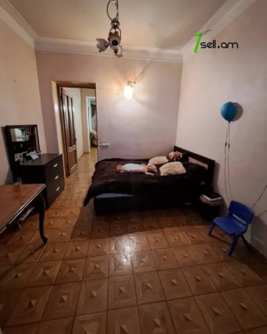 3 սենյականոց բնակարան Պարոնյան փողոցում, 95 ք.մ., բարձր առաստաղներ, 2/5 հարկ, կապիտալ վերանորոգված