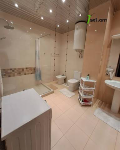 3 սենյականոց բնակարան Թումանյան փողոցում, 121 ք.մ., 2 սանհանգույց, բարձր առաստաղներ, 3/7 հարկ