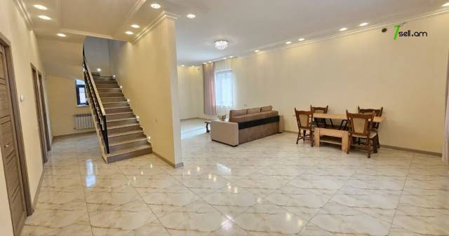 Երկու հարկանի քարե տուն Սամվել Գևորգյան փողոցում Դավթաշենում, 620 քմ, 2 սանհանգույց