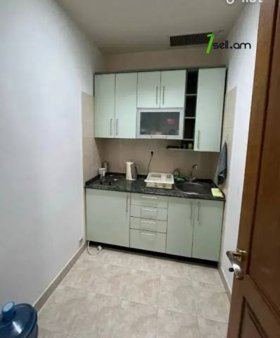 Գրասենյակային տարածք Պարոնյան փողոցում կենտրոնում, 95 ք.մ.