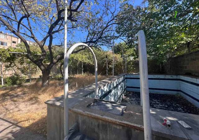 Երեք հարկանի քարե տուն Մարշալ Բաղրամյան պողոտայում Արաբկիրում, 840 ք.մ., 2 սանհանգույց