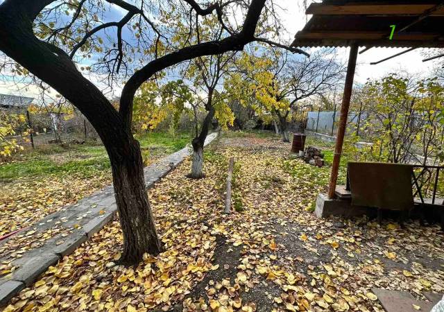 Երկու հարկանի քարե տուն 19-րդ փողոցում Շենգավիթում, 500 քմ, 2 սանհանգույց, կապիտալ վերանորոգված