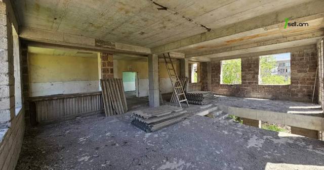 Երկու հարկանի քարե տուն Մառի փողոցում Նոր Նորքում, 1415 քմ, 3+ սանհանգույց