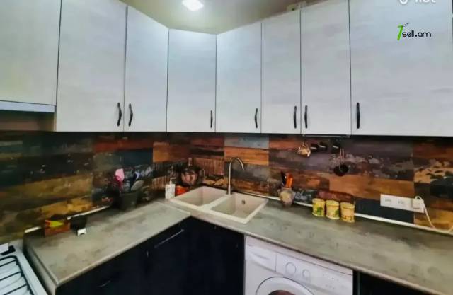 4 սենյականոց բնակարան Լվովյան փողոցում, 78 ք.մ., 3/5 հարկ, կապիտալ վերանորոգված, քարե շենք