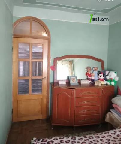 3 սենյականոց բնակարան Գյուլիքևխյան փողոցում, 80 ք.մ., քարե շենք