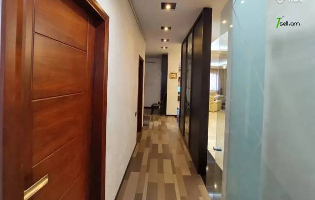 6 սենյականոց բնակարան Հանրապետության փողոցում, 230 ք.մ., նախավերջին հարկ, 3+ սանհանգույց