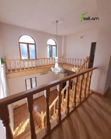 Բազմաֆունկցիոնալ գույք Վերին Անտառային փողոցում կենտրոնում, 400 ք.մ.