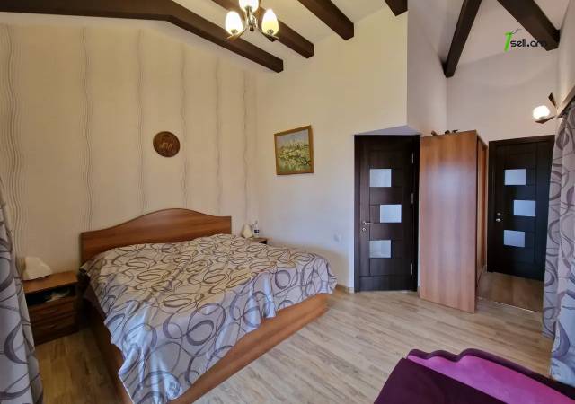 Երեք հարկանի քարե տուն Կարապետյան փողոցում Աջափնյակում, 470 ք.մ., 3+ սանհանգույց