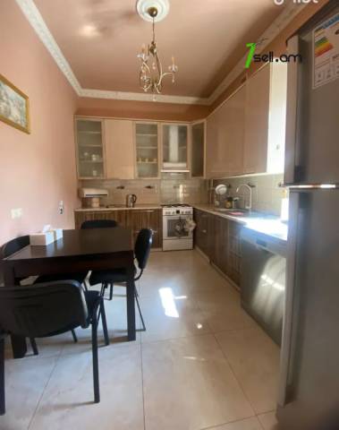 Երեք հարկանի տուն, Նորաշեն թաղամաս Աջափնյակում, 210 քմ, 2 սանհանգույց, եվրովերանորոգված