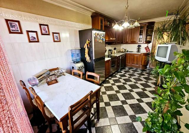 4 սենյականոց բնակարան Վարդանանց փողոցում, 140 ք.մ., 2 սանհանգույց, 5/10 հարկ, կապիտալ վերանորոգված