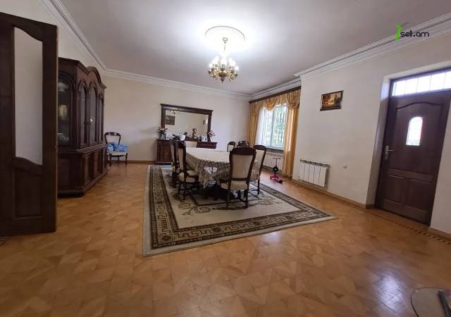 Երեք հարկանի քարե տուն Դավիթ Բեկի փողոցում Էրեբունիում, 900 ք.մ., 2 սանհանգույց