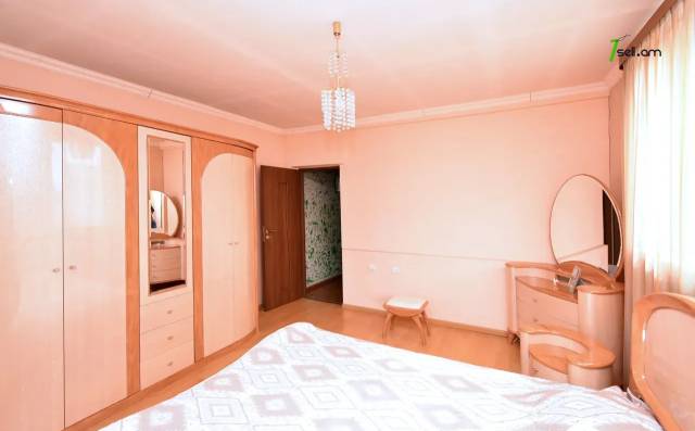 4 սենյականոց բնակարան Աթենքի փողոցում, 95 ք.մ., 1/4 հարկ, բարձր առաստաղներ, կոսմետիկ վերանորոգում