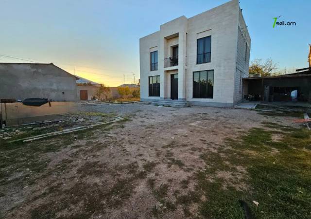 Երկու հարկանի քարե տուն Ծարավ աղբյուրի փողոցում Ավանում, 900 քմ, 3+ սանհանգույց, եվրովերանորոգված