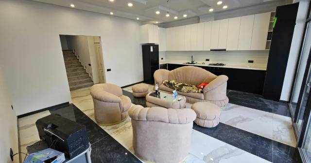 Երեք հարկանի քարե թաունհաուզ Նվեր Սաֆարյան փողոցում Ավանում, 351 ք.մ., 3+ սանհանգույց