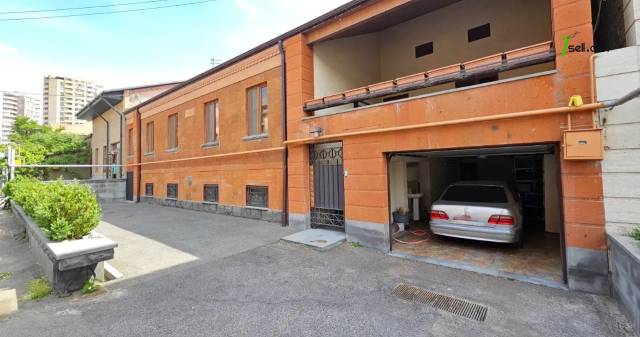 Երկու հարկանի քարե տուն Հայրիկ Մուրադյան փողոցում Արաբկիրում, 460 քմ, 3+ սանհանգույց