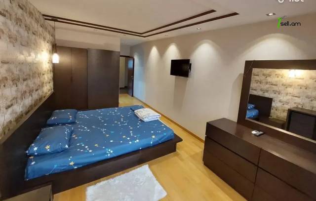 6 սենյականոց բնակարան Հանրապետության փողոցում, 230 ք.մ., նախավերջին հարկ, 3+ սանհանգույց