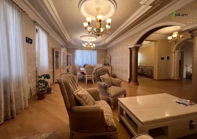 Երկու հարկանի քարե տուն, Թբիլիսյան խճուղի Քանաքեռ Զեյթունում, 900 ք.մ., 3+ սանհանգույց