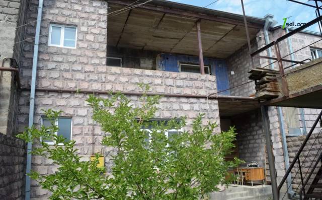 5 սենյականոց բնակարան Ավետիք Իսահակյանի փողոցում, 227 ք.մ., 2 սանհանգույց, բարձր առաստաղներ