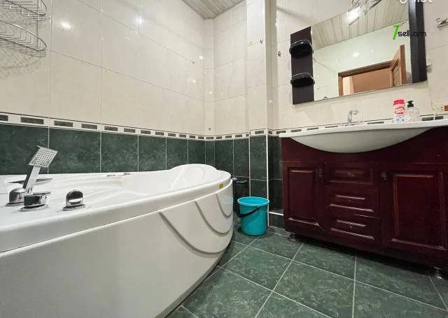 3 սենյականոց բնակարան, Komitas Ave, 130 քմ, նախավերջին հարկ, 2 սանհանգույց, բարձր առաստաղներ