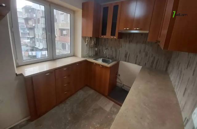 3 սենյականոց բնակարան Կոմիտասի պողոտայում, 78 ք.մ., 2/5 հարկ, կապիտալ վերանորոգված, քարե շենք