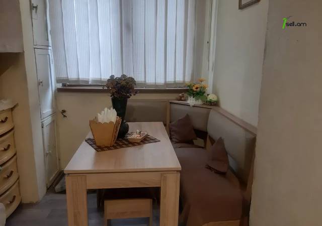 3 սենյականոց բնակարան Արցախի պողոտայում, 57 ք.մ., եվրովերանորոգված, քարե շենք