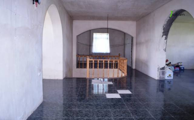 Երկու հարկանի քարե տուն, Ախուրյան խճուղի Ախուրյանում, 680 ք.մ., 2 սանհանգույց, մեծ հողամաս