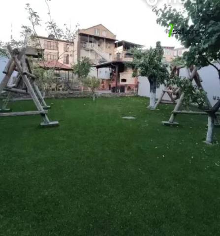 Երկու հարկանի քարե տուն Քաջազնունի փողոցում կենտրոնում, 600 ք.մ., 3+ սանհանգույց