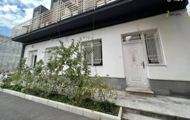 Երկու հարկանի քարե տուն Հալաբյան փողոցում Աջափնյակում, 130 ք.մ., 3+ սանհանգույց