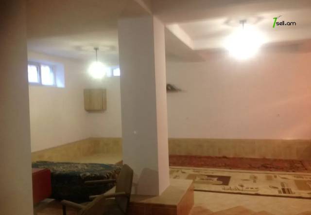 Երկու հարկանի քարե տուն Վարշավյան փողոցում Քանաքեռ Զեյթունում, 800 ք.մ., կապիտալ վերանորոգված