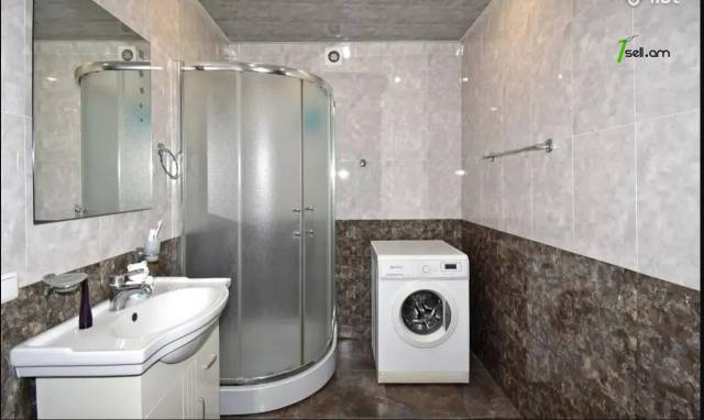 3 սենյականոց բնակարան նորակառույց շենքում Աղբյուր Սերոբի փողոցում, 130 ք.մ., 2 սանհանգույց