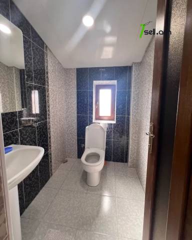 Երկու հարկանի քարե տուն, Թբիլիսյան խճուղի Արաբկիրում, 900 ք.մ., 3+ սանհանգույց, եվրովերանորոգված