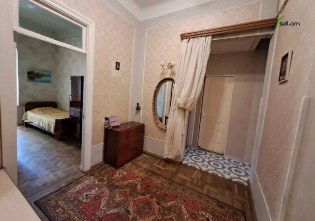 4 սենյականոց բնակարան Մոսկովյան փողոցում, 94 ք.մ., բարձր առաստաղներ, քարե շենք