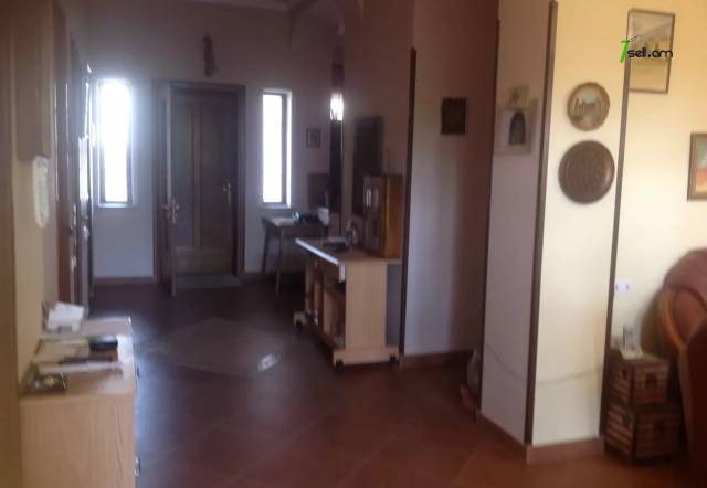 Երկու հարկանի քարե տուն Վարշավյան փողոցում Քանաքեռ Զեյթունում, 800 ք.մ., կապիտալ վերանորոգված