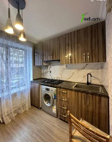 3 սենյականոց բնակարան Մամիկոնյանց փողոցում, 65 ք.մ., 2/5 հարկ, եվրովերանորոգված, քարե շենք